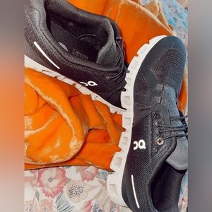 ON CLOUDS SIZE 8 (women’s) for sale!! haven’t been worn